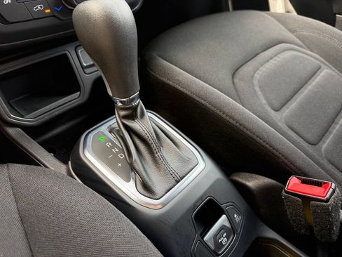 Used 2021 Jeep Renegade Latitude FWD image 19