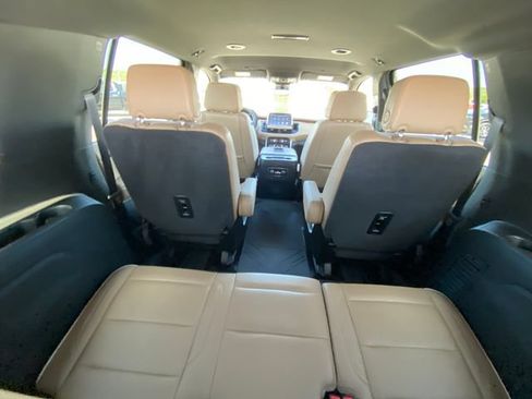 Used 2024 Chevrolet Suburban Premier AWD/4WD image 18