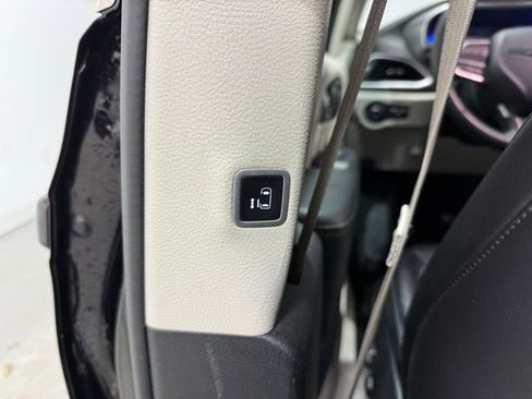 Used 2024 Chrysler Pacifica Touring-L image 26