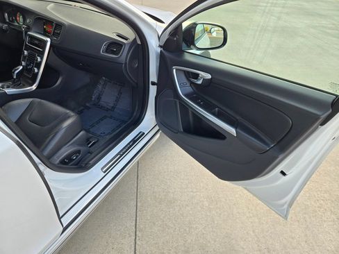 Used 2016 Volvo V60 T5 Cross Country w/ Convenience Package AWD/4WD image 19