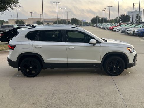 Certified 2025 Volkswagen Taos SE image 11