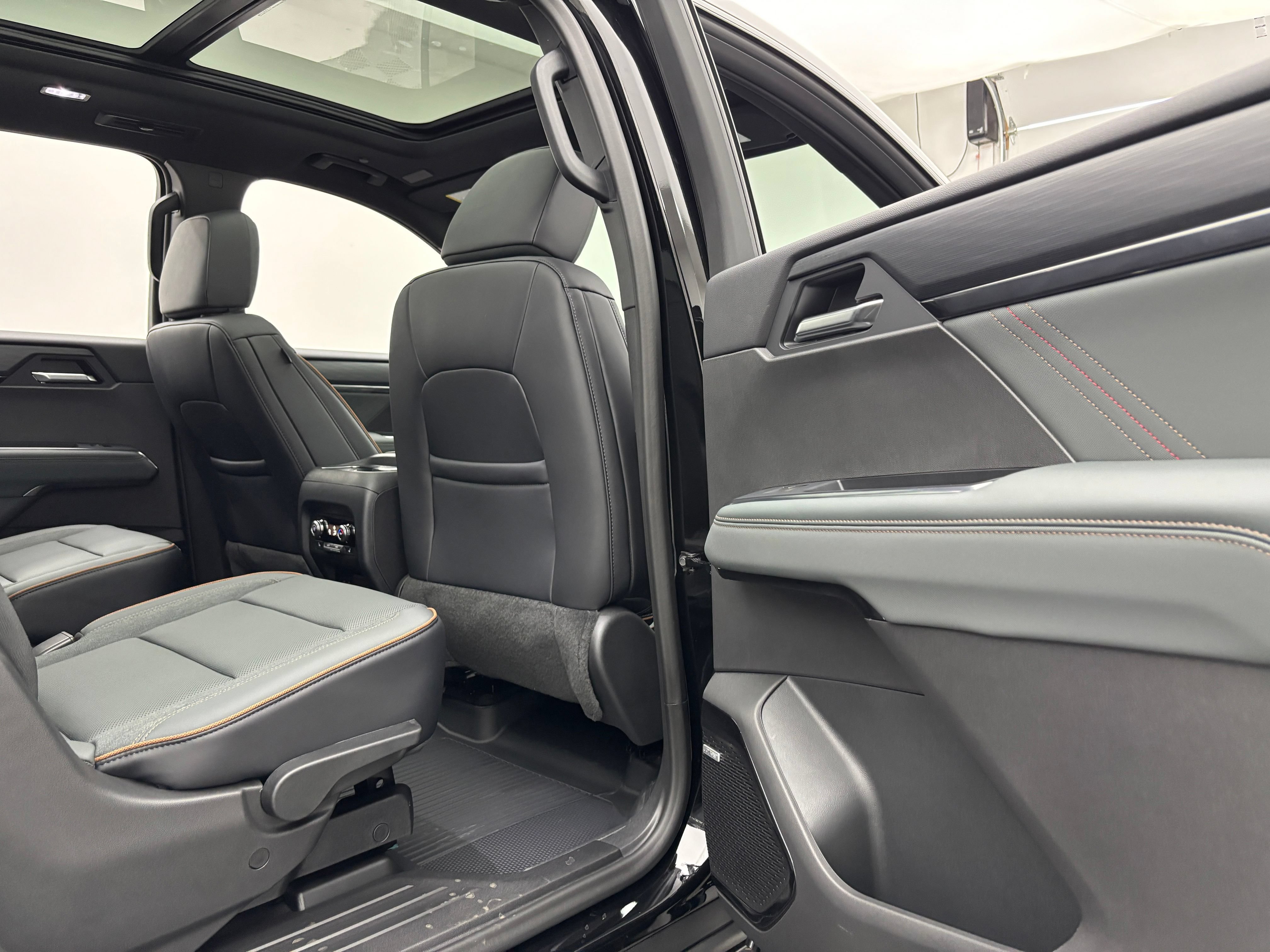 New 2026 GMC Acadia AT4 w/ Luxury Package AWD/4WD image 38