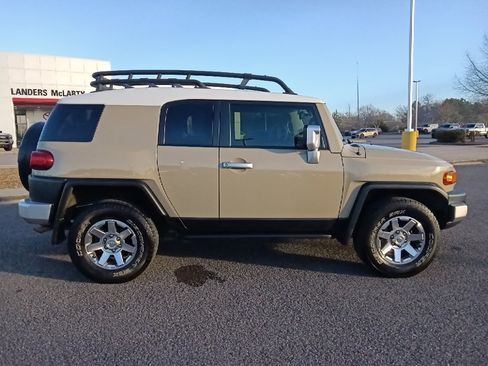Used 2014 Toyota FJ Cruiser 4WD image 2