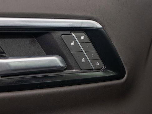 Used 2025 Chevrolet Suburban Z71 image 28