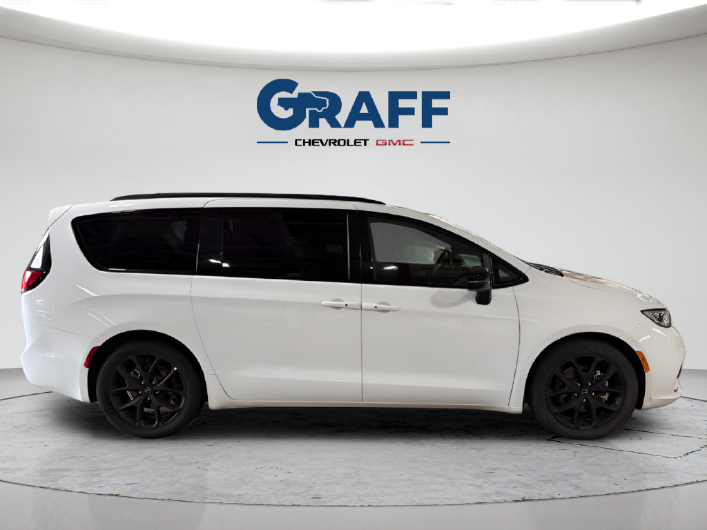 Used 2025 Chrysler Pacifica Limited FWD image 6