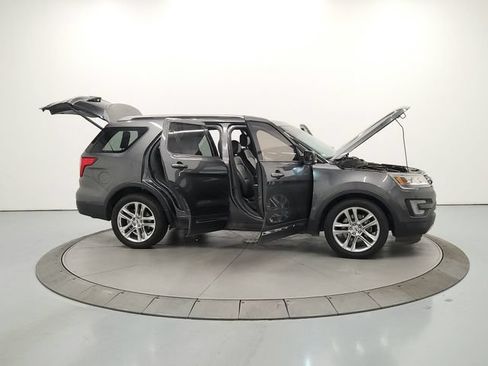 Used 2017 Ford Explorer XLT w/ Equipment Group 202A FWD image 17