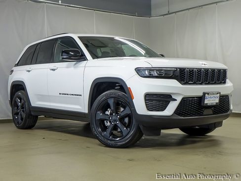 Used 2023 Jeep Grand Cherokee Altitude AWD/4WD image 2