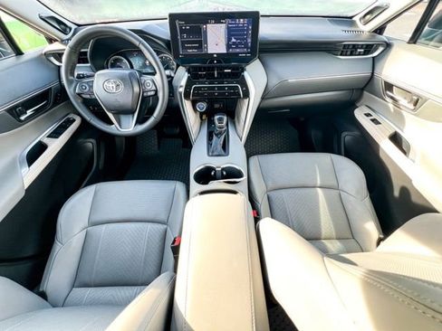 Used 2021 Toyota Venza XLE image 13