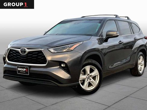 Used 2024 Toyota Highlander LE image 1