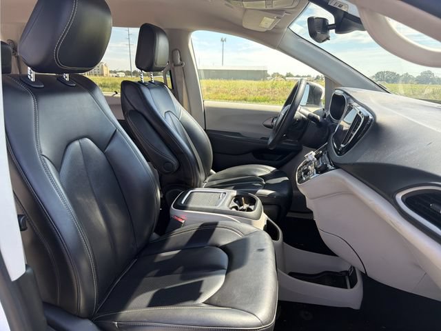 Used 2023 Chrysler Pacifica Touring-L FWD image 14