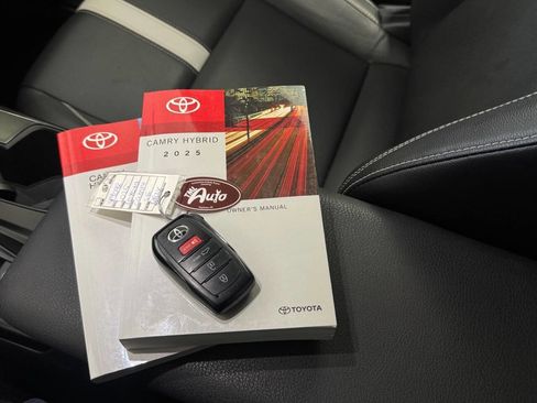 Used 2025 Toyota Camry SE image 38