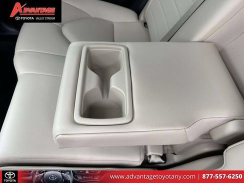 Used 2023 Toyota Highlander XLE AWD/4WD image 16