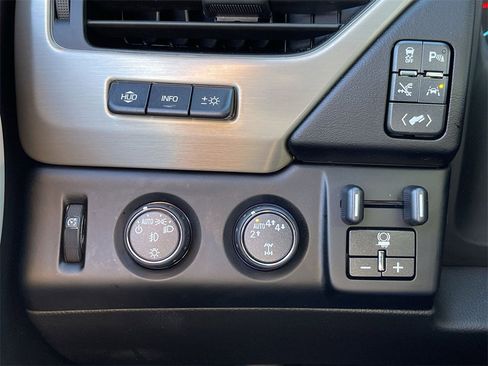 Used 2018 GMC Yukon Denali w/ Denali Ultimate Package image 18