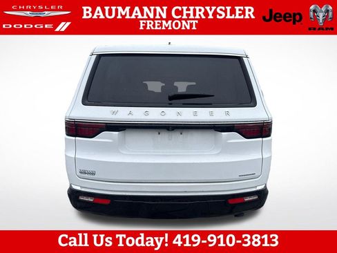 Used 2024 Jeep Wagoneer Series III w/ Premium Group I AWD/4WD image 5
