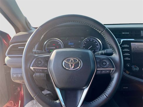 Used 2020 Toyota Camry XLE image 11