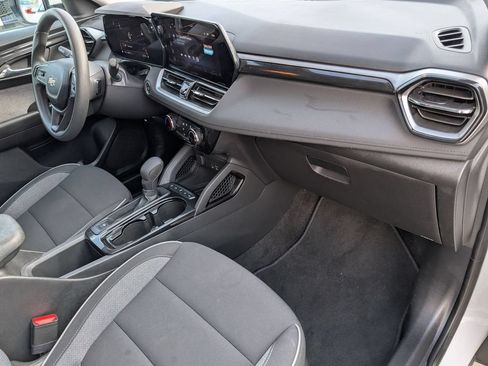 Used 2025 Chevrolet TrailBlazer LT AWD/4WD image 32
