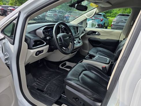 Used 2022 Chrysler Pacifica Touring-L FWD image 15