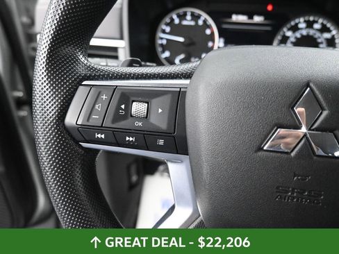 Used 2025 Mitsubishi Outlander ES image 32