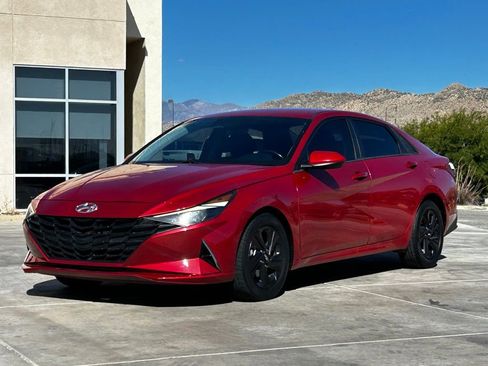 Used 2022 Hyundai Elantra SEL w/ Convenience Package FWD image 2