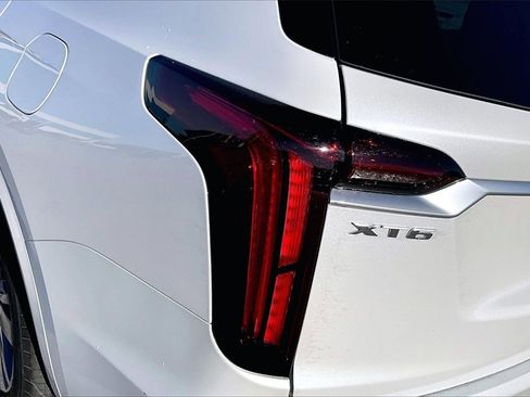 Used 2025 Cadillac XT6 Premium Luxury image 31