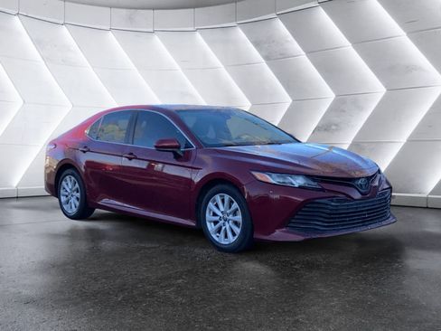 Used 2020 Toyota Camry LE image 1