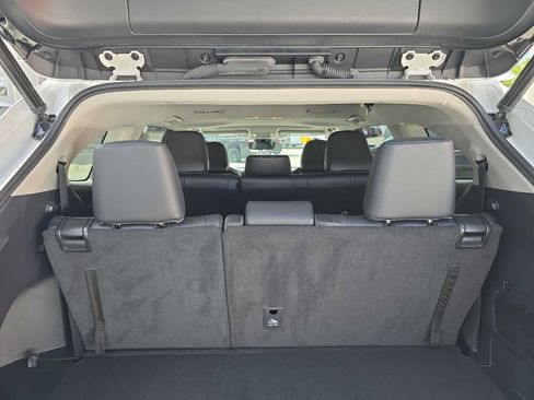 Used 2023 Toyota Highlander XLE image 9