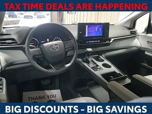 Used 2025 Toyota Sienna LE image 12