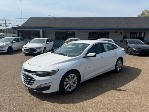 Used 2025 Chevrolet Malibu LT image 3