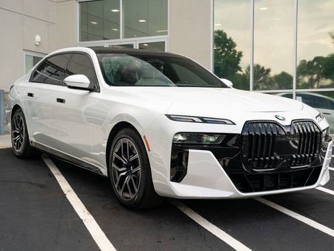 Used 2023 BMW 760i xDrive AWD/4WD image 7