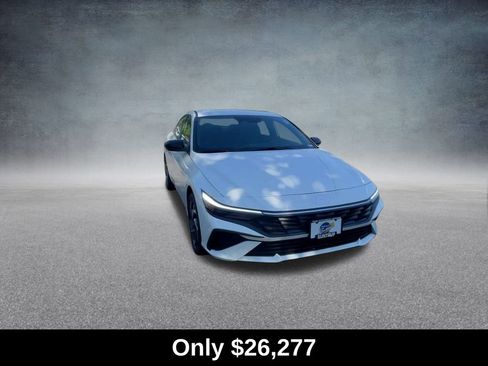 Used 2025 Hyundai Elantra SEL FWD image 4