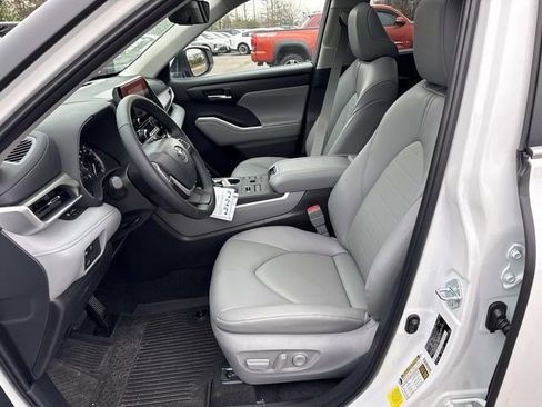 Used 2026 Toyota Highlander XLE image 14