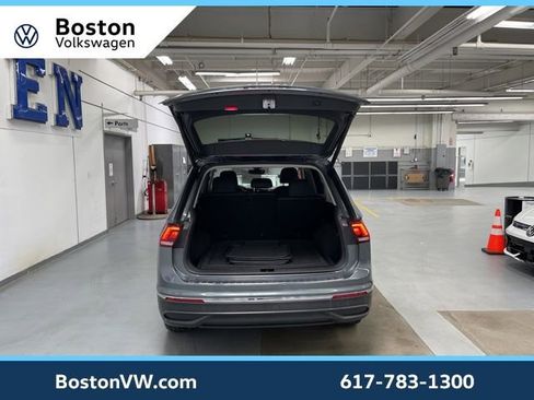 Used 2022 Volkswagen Tiguan SE w/ Panoramic Sunroof Package image 9