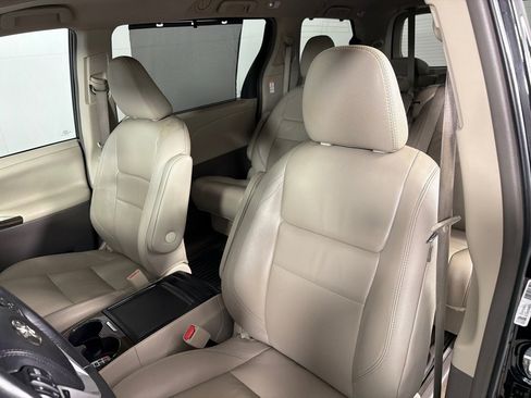 Used 2018 Toyota Sienna XLE image 13
