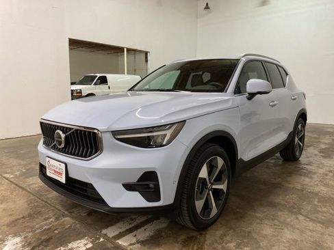 Used 2025 Volvo XC40 B5 Plus image 1