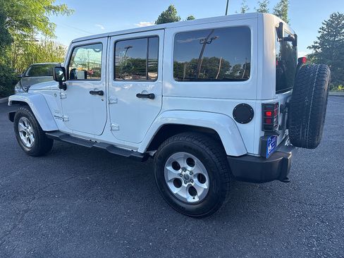 Used 2015 Jeep Wrangler Unlimited Sahara w/ Connectivity Group AWD/4WD image 11