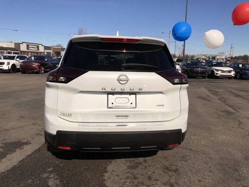 Used 2025 Nissan Rogue SV w/ SV Premium Package image 11