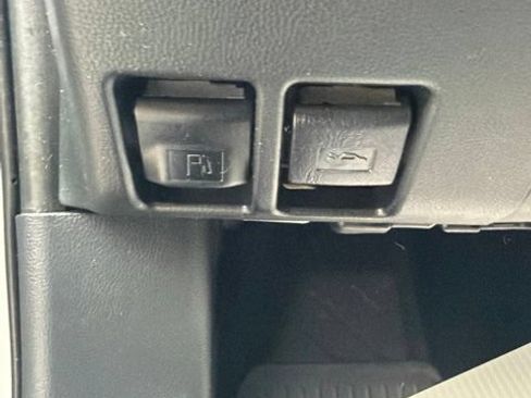Used 2019 Toyota RAV4 LE FWD image 23