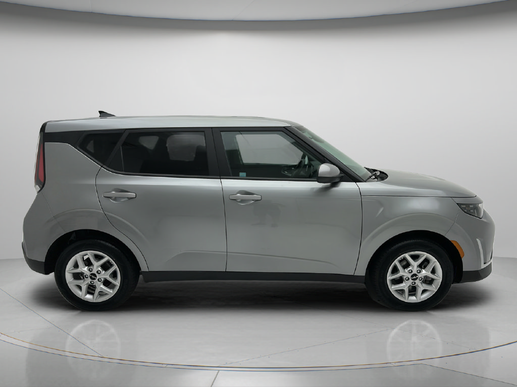 Used 2025 Kia Soul LX w/ LX Technology Package FWD image 2