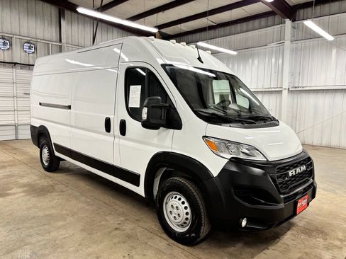 Used 2025 RAM ProMaster 2500 w/ Convenience Group FWD image 2