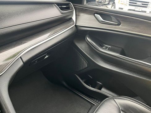 Used 2023 Jeep Grand Cherokee Limited w/ Luxury Tech Group II image 23