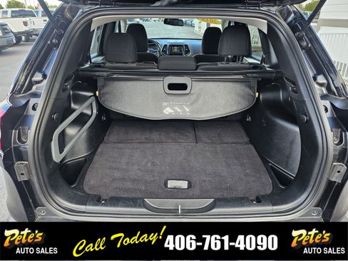 Used 2018 Jeep Cherokee Latitude w/ Safety Group image 9