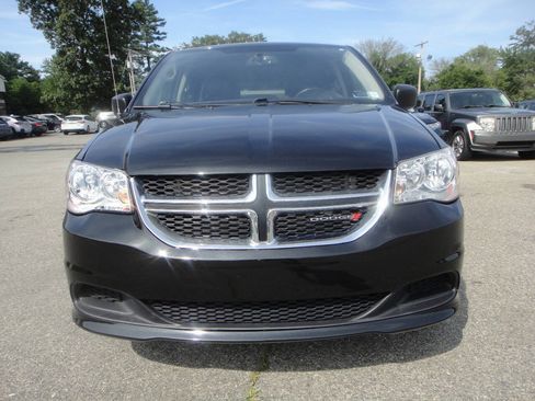 Used 2018 Dodge Grand Caravan SE w/ UConnect Hands-Free Group FWD image 2