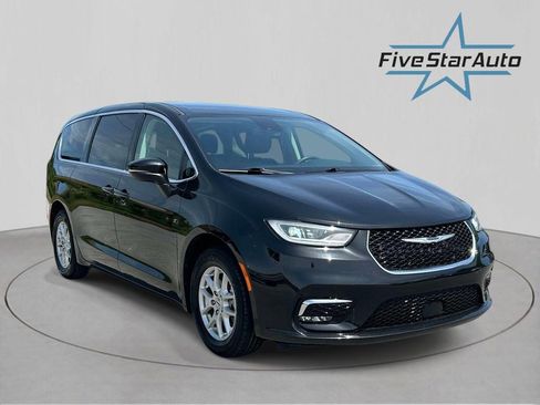Used 2023 Chrysler Pacifica Touring-L FWD image 1