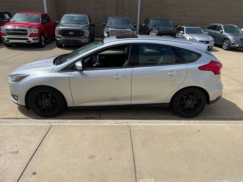 Used 2016 Ford Focus SE w/ Equipment Group 201A FWD image 3