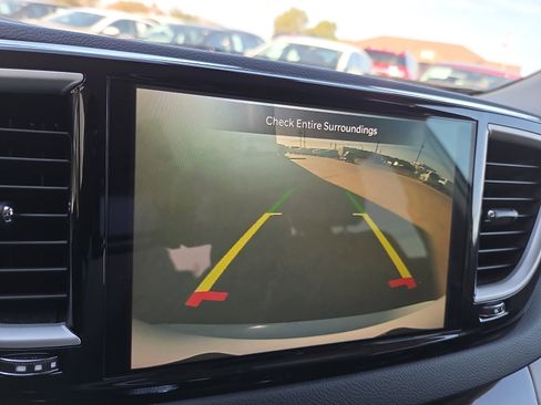 Used 2023 Chrysler Pacifica Touring-L image 13