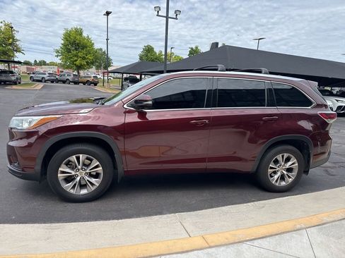 Used 2015 Toyota Highlander XLE FWD image 2