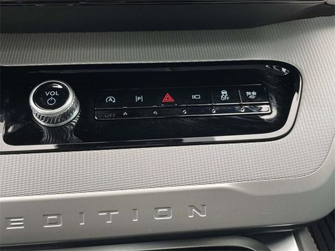 Used 2025 Ford Expedition Active image 33