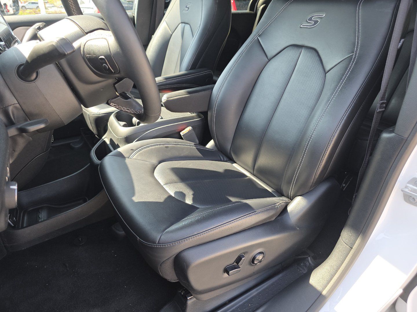 Used 2024 Chrysler Pacifica Limited FWD image 22