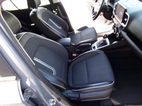 Used 2023 Hyundai Venue Limited FWD image 40