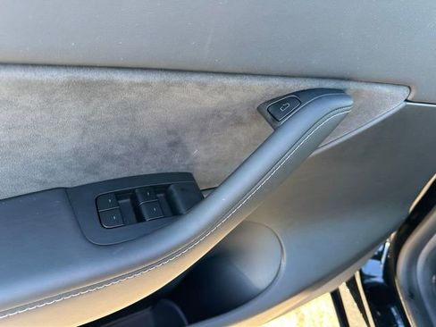 Used 2021 Tesla Model Y Long Range image 21